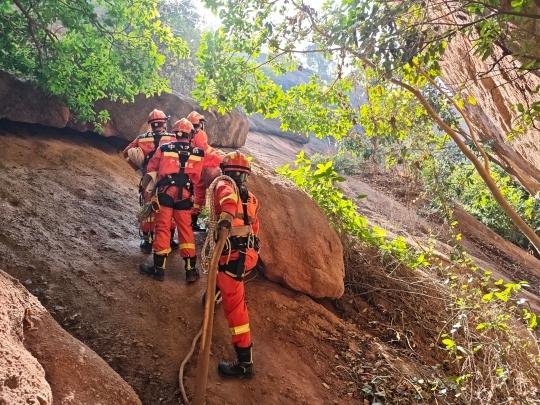 惊险！两名驴友被困悬崖半山腰，消防员如何上演生死救援？  第2张