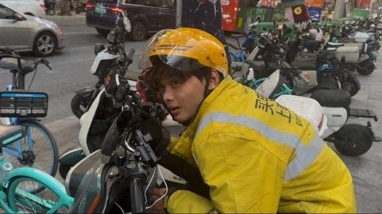 外卖骑手限速15公里/小时，送餐时间却未延长？新规下他们如何生存  第1张