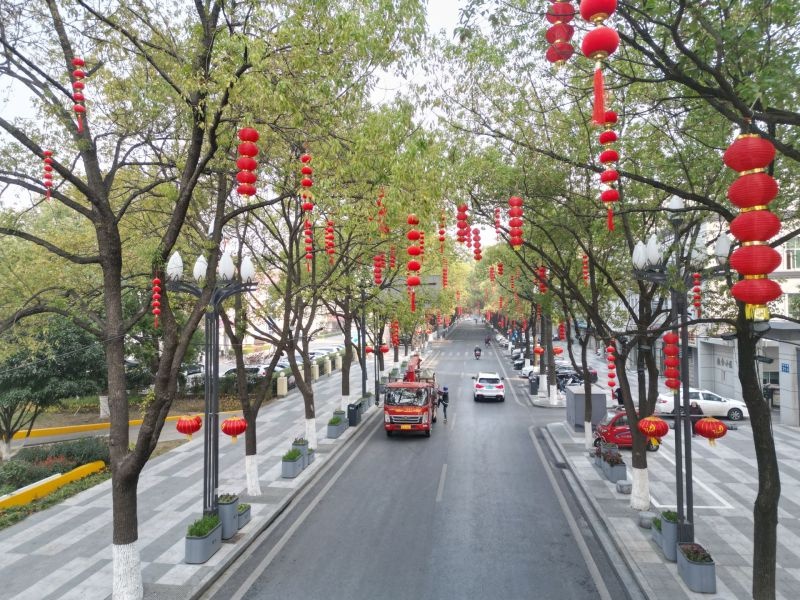 枝江市街头大红灯笼高挂，新年气氛瞬间拉满！你感受到了吗？  第4张
