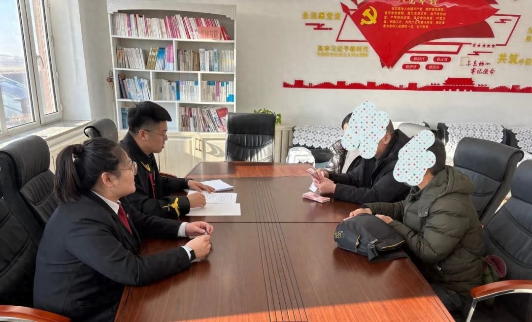 卖完苞米就还钱！被告主动履行判决，法官见证下的诚信之举