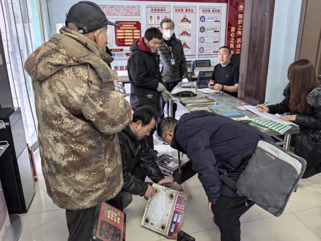 海鲜市场电子秤竟暗藏猫腻？执法人员突击检查，确保消费者权益不受侵害  第1张