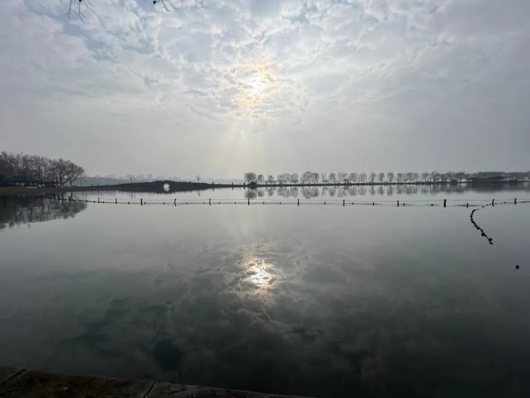 速冻来袭！杭州气温骤降至-1℃，2025年第一场雪真的要来了吗？  第6张