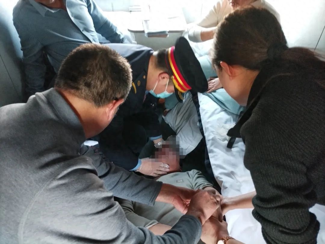 列车上的生死救援！乘务员如何用勇气和专业拯救突发抽搐旅客？  第1张