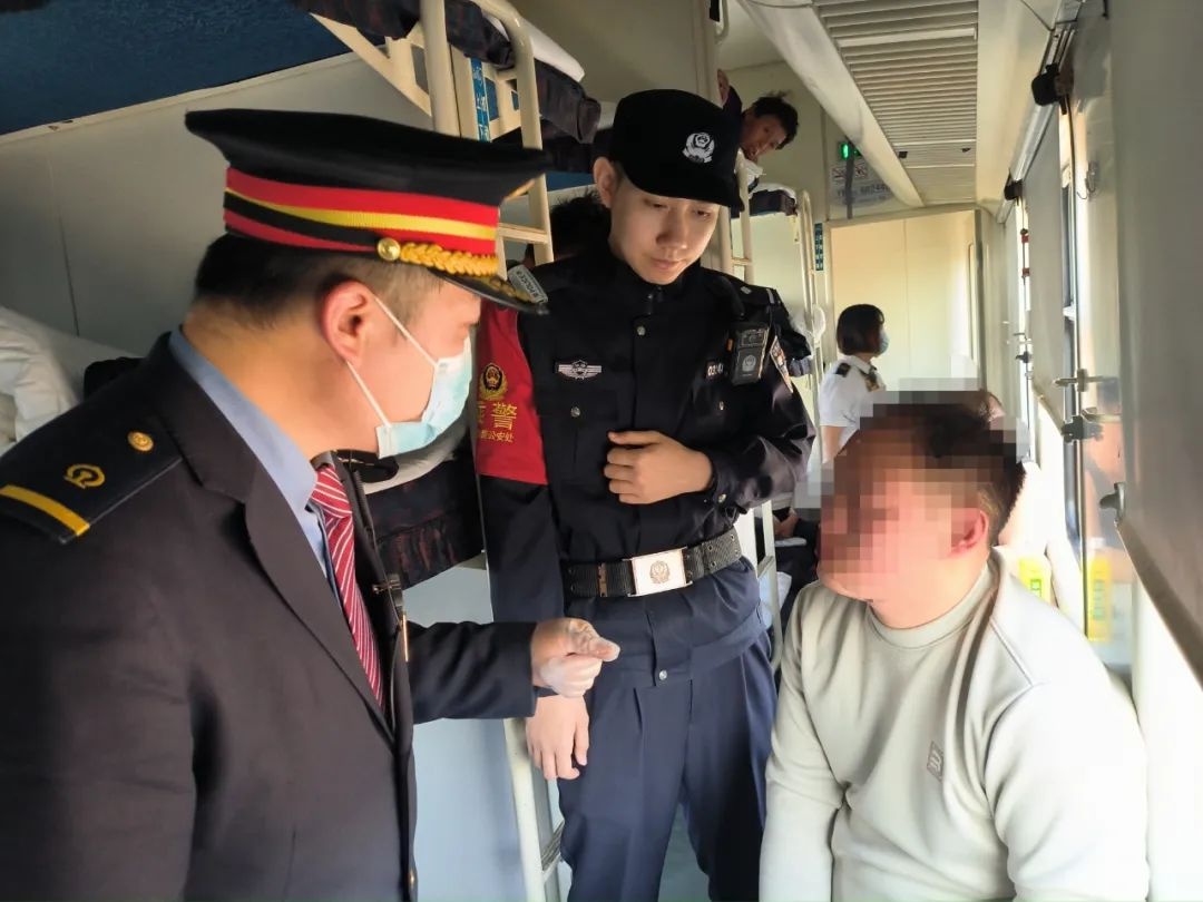 列车上的生死救援！乘务员如何用勇气和专业拯救突发抽搐旅客？  第2张