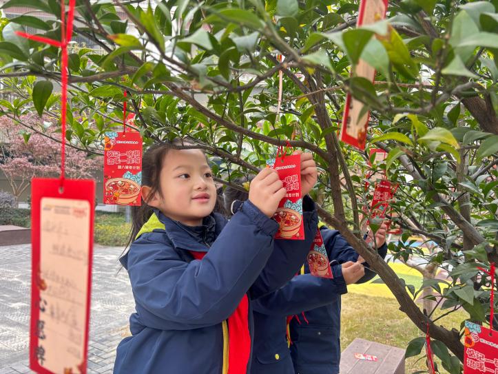 腊八节校园暖意浓，钱外学子心愿挂满树！你猜他们许了什么愿？  第2张