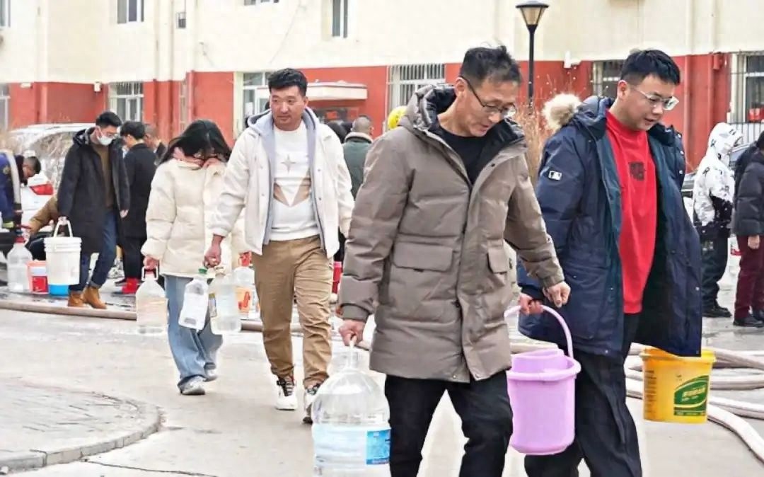 消防员送水解民忧，居民为何纷纷露出欣喜笑容？