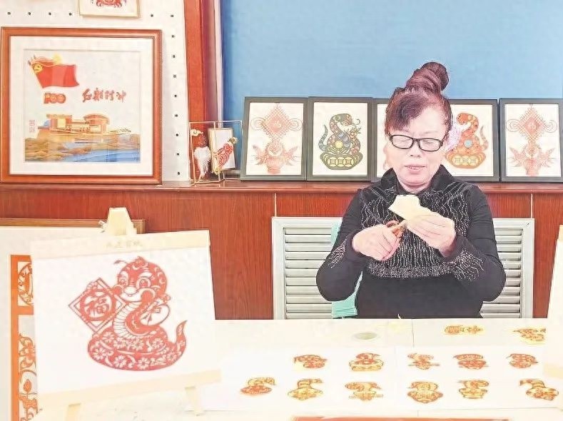 剪纸艺术家的春节奇迹：赵英平如何用红纸点亮千家万户的欢乐？  第1张