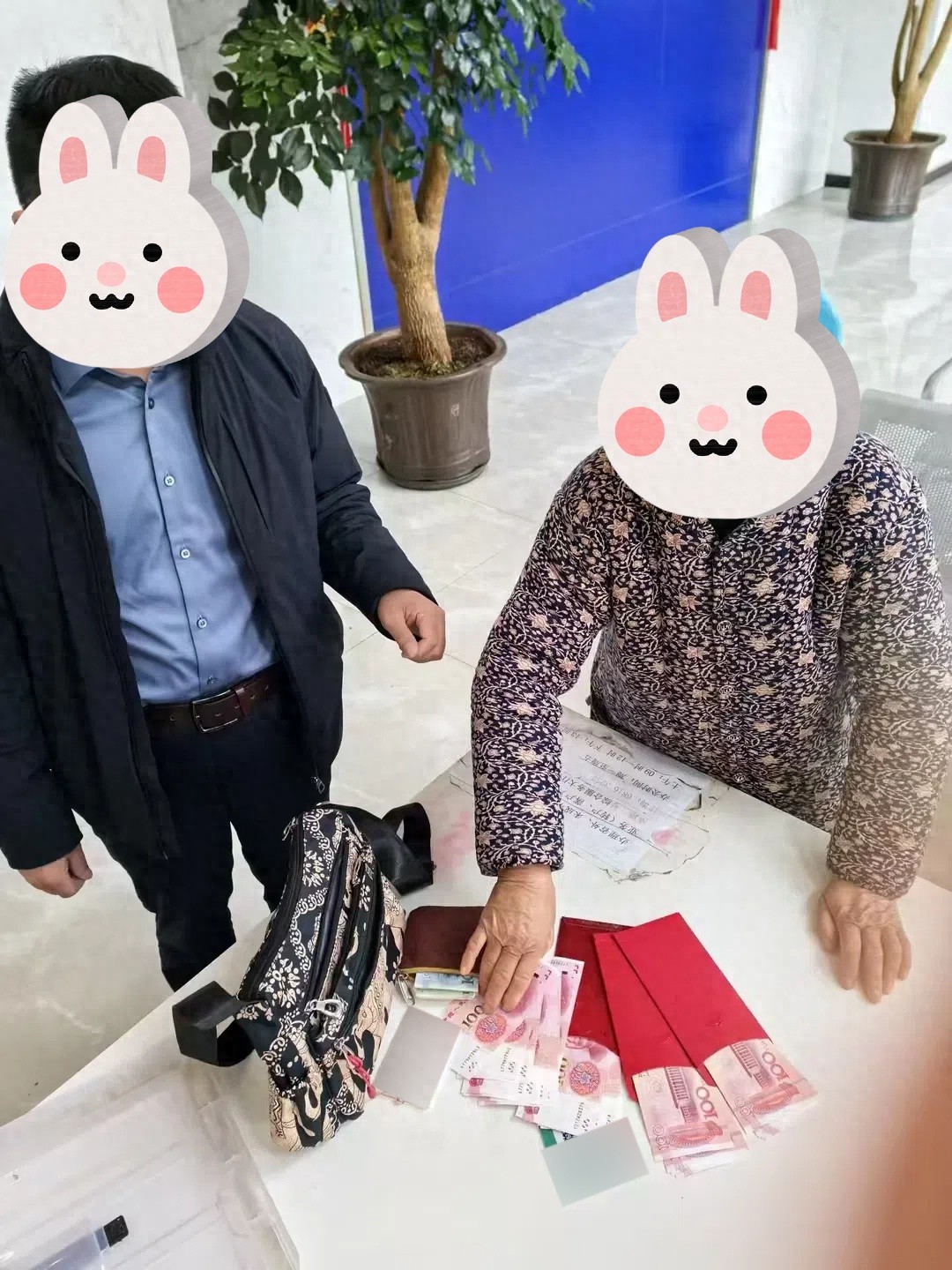 老人执意给民警压岁钱，民警几番推拒，这一幕让人感动