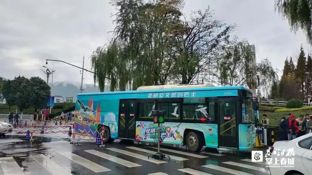 老人执意给民警压岁钱，民警几番推拒，这一幕让人感动  第7张