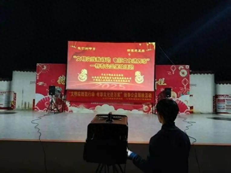 43年如一日，他如何用电影点亮乡村夜空？揭秘张文学的放映人生