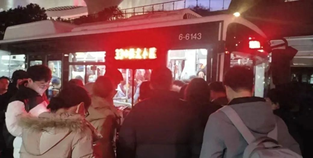 春运深夜到站也能顺利回家？杭州公交加推深夜服务，暖心守护你的归途  第1张