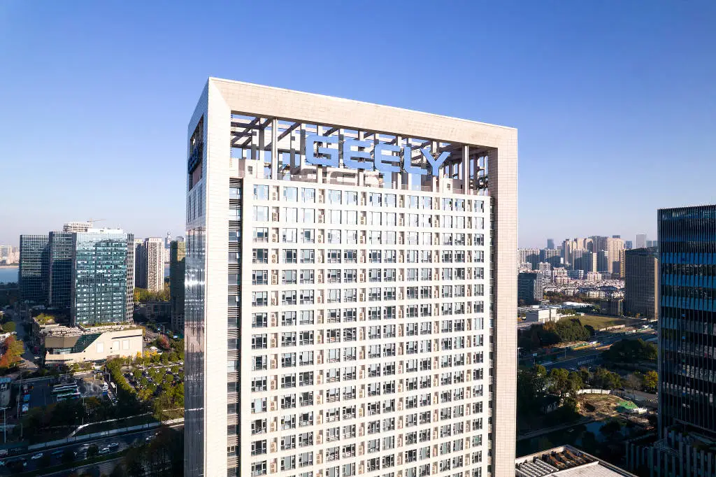 2025年汽车AI革命！吉利与DeepSeek合作，智能交互体验将如何颠覆你的驾驶体验？