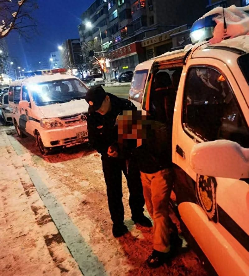 寒冬中的温暖守护！彩屯派出所民辅警如何让走失老人平安回家？