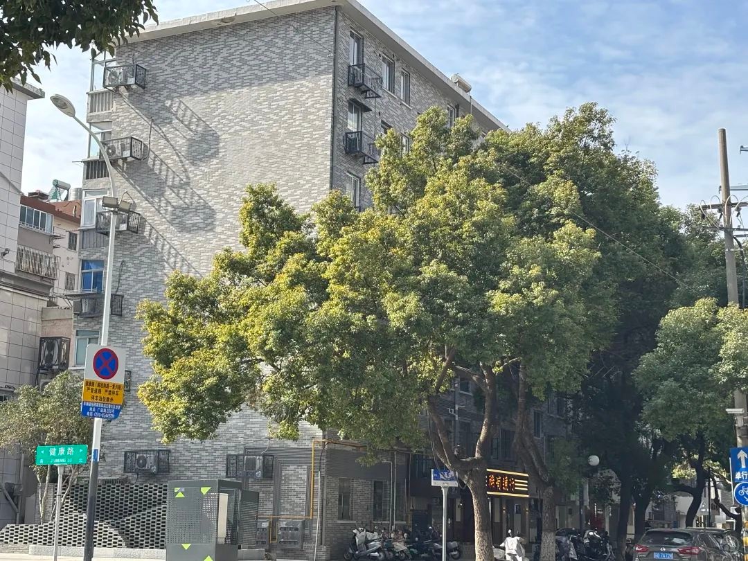 健康路变身文艺新地标！你准备好来一场说走就走的city walk了吗？  第2张