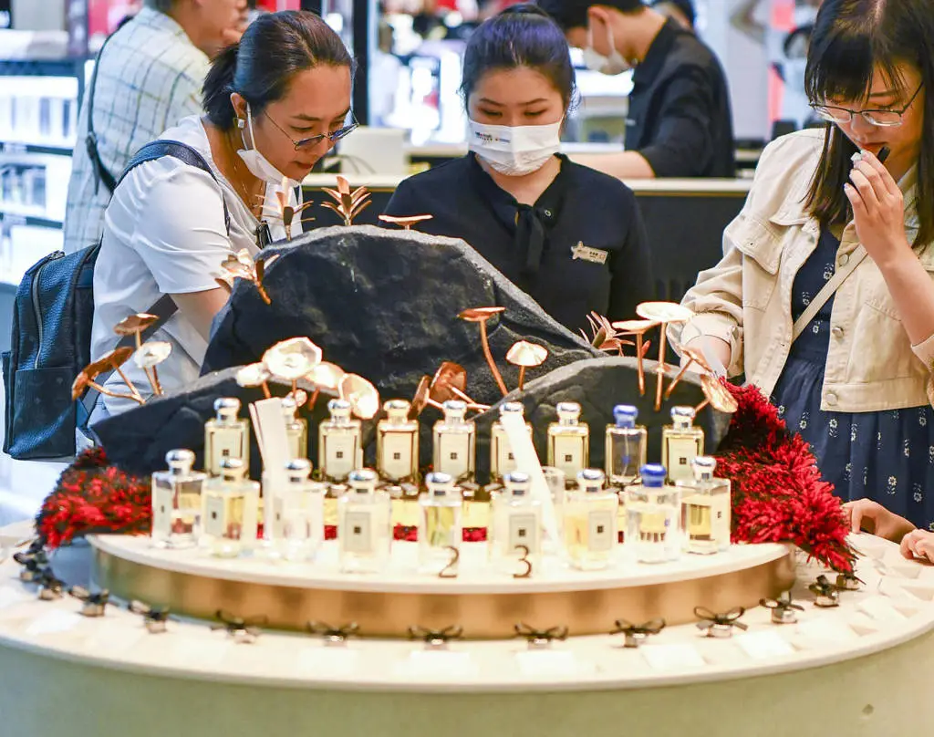香氛热潮席卷而来，你还在等什么？揭秘中国香水市场年增长超20%的秘密  第2张