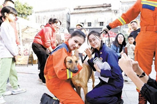 搜救犬成活动团宠！江门市消防科普活动有啥看点？  第1张