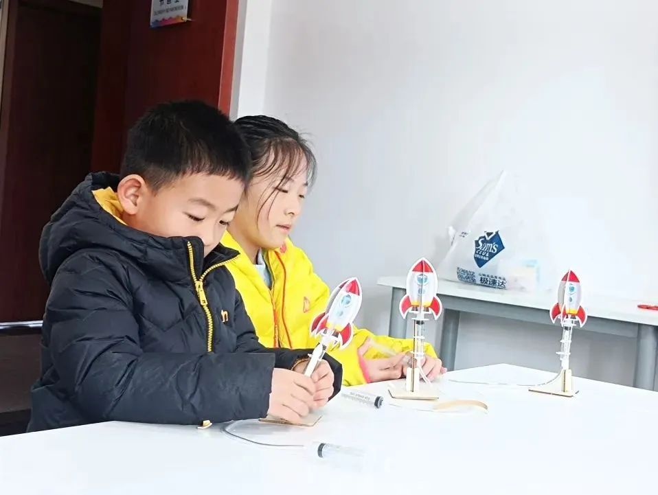 斋堂镇寒假活动超精彩!科技DIY火箭发射器亲子互动的奥秘你知道吗?  第5张
