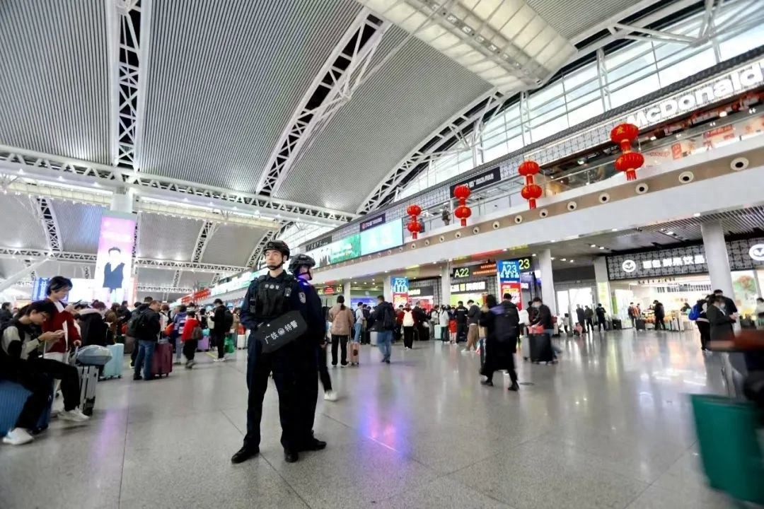 广州南站客流巨大！南枫护航队如何保障旅客？!