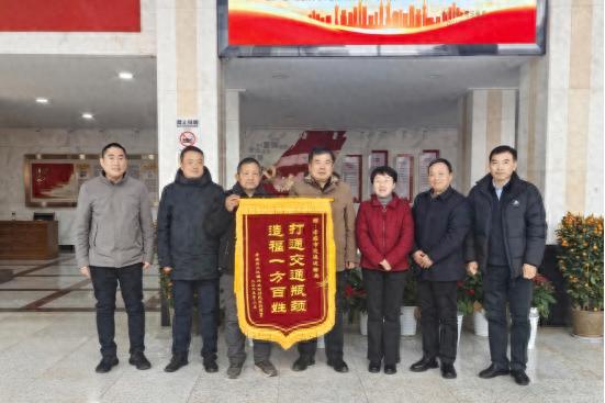 孝南区三汊镇为何向市交通局送锦旗？为民办实事