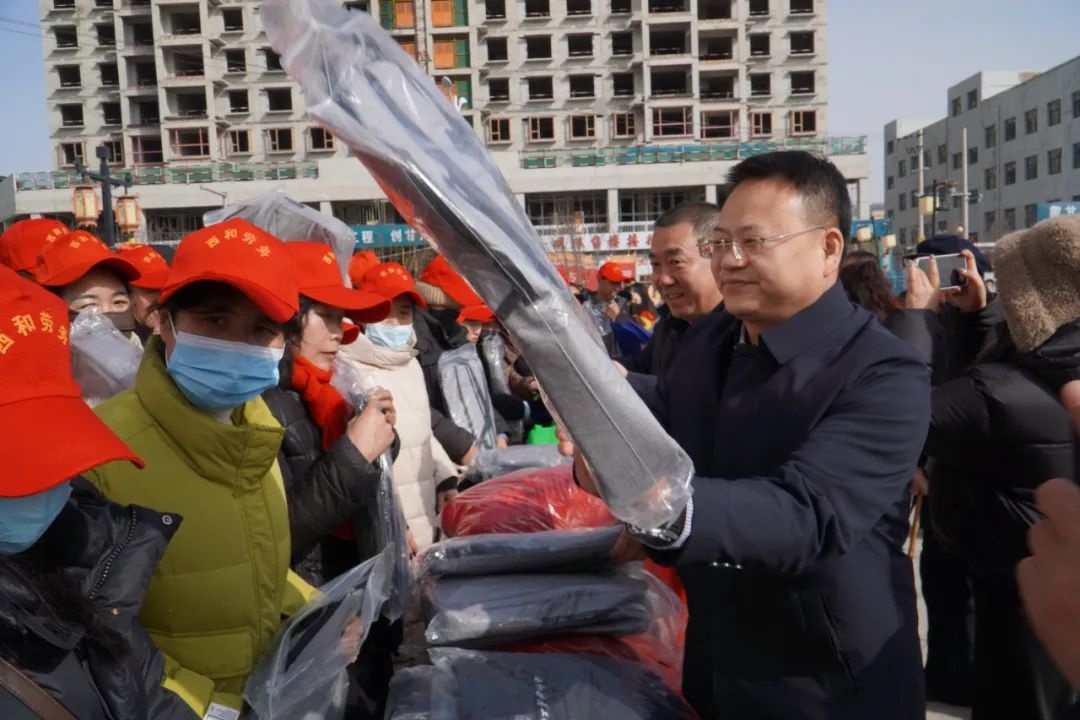 西和县687名务工人员免费包车返岗，副县长为何如此重视他们的未来？  第3张