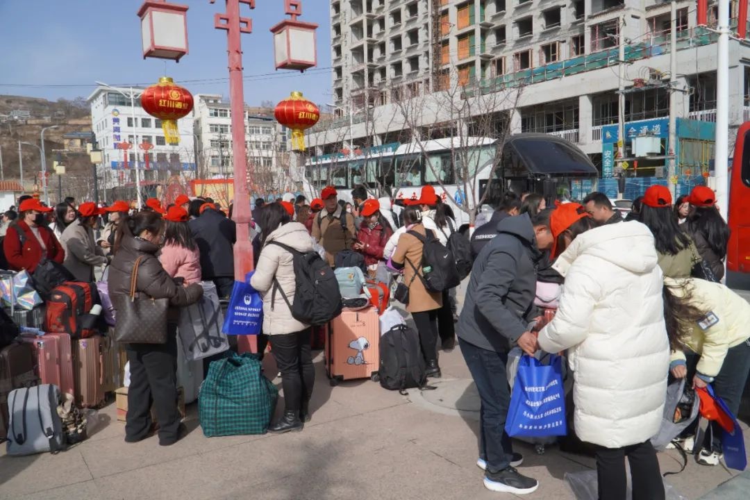 西和县687名务工人员免费包车返岗，副县长为何如此重视他们的未来？  第4张