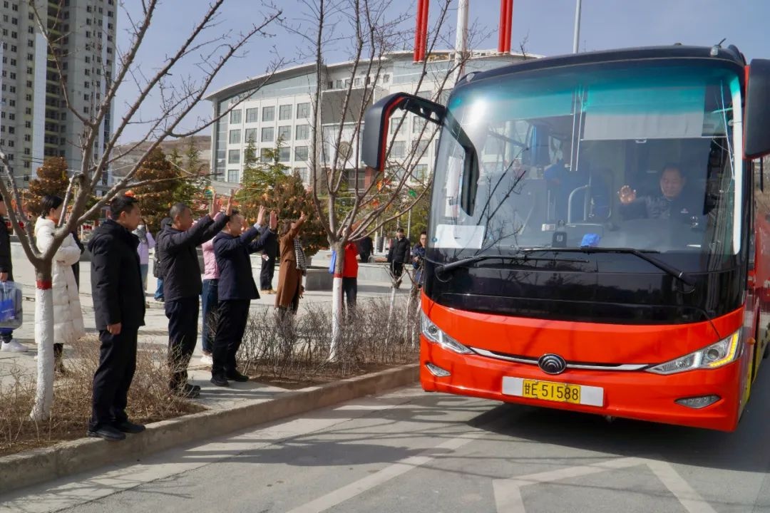 西和县687名务工人员免费包车返岗，副县长为何如此重视他们的未来？  第6张