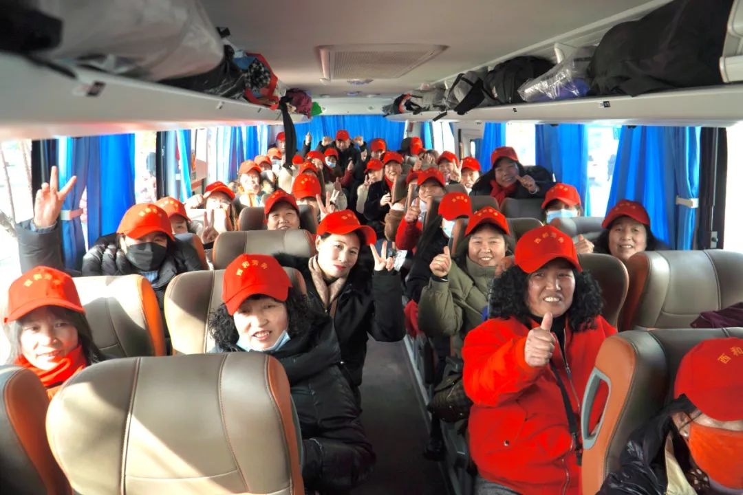 西和县687名务工人员免费包车返岗，副县长为何如此重视他们的未来？  第7张