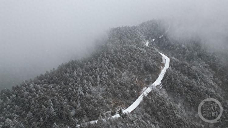黔江区遭遇蛇年首场寒潮，道路结冰交通受阻，你能想象出行有多难吗？