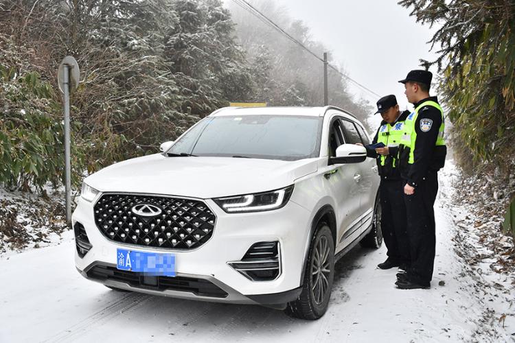 黔江区遭遇蛇年首场寒潮，道路结冰交通受阻，你能想象出行有多难吗？  第2张