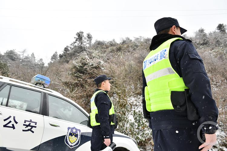 黔江区遭遇蛇年首场寒潮，道路结冰交通受阻，你能想象出行有多难吗？  第4张
