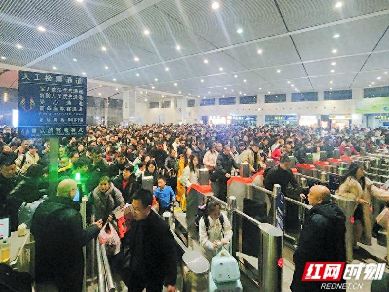 岳阳东站客流再创新高！春运返程热潮为何如此火爆？
