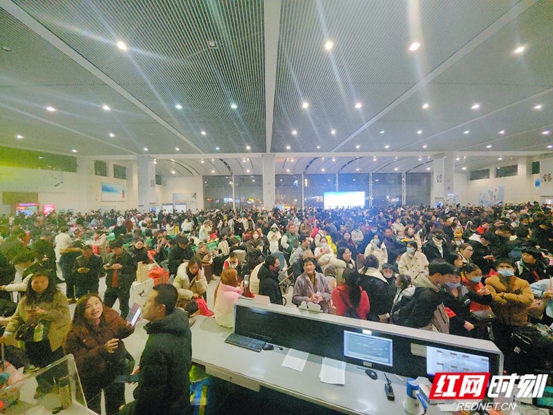 岳阳东站客流再创新高!春运返程热潮为何如此火爆? 第2张 岳阳东站客流再创新高!春运返程热潮为何如此火爆? 第2张