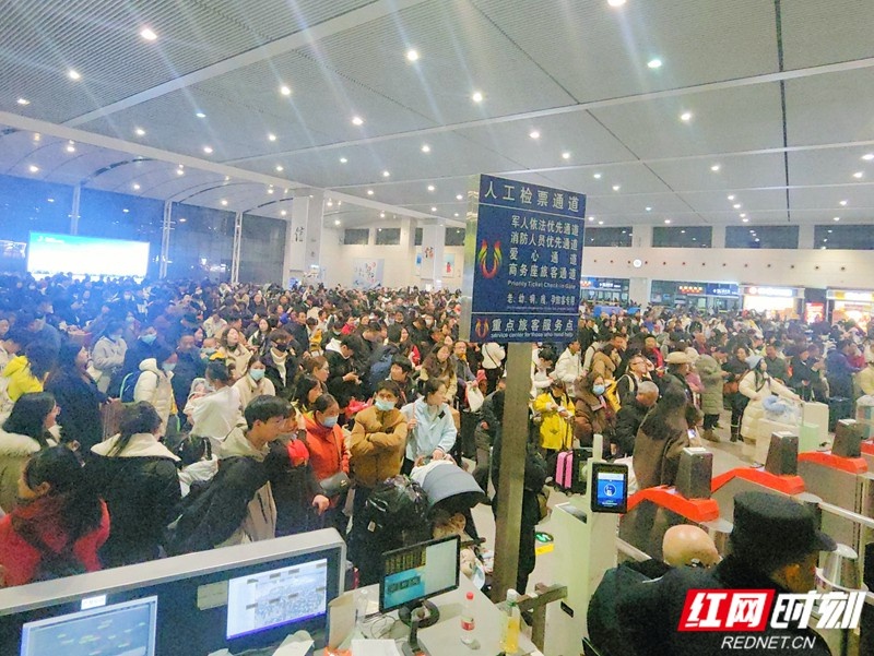 岳阳东站客流再创新高!春运返程热潮为何如此火爆? 第3张 岳阳东站客流再创新高!春运返程热潮为何如此火爆? 第3张