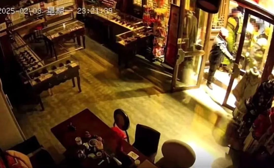 撬锁进店只为开灯？山西大同古城街道的粗暴管理引发全网热议  第2张