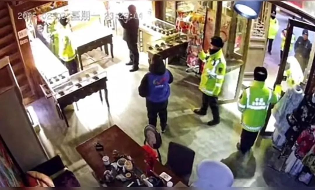 撬锁进店只为开灯？山西大同古城街道的粗暴管理引发全网热议  第3张