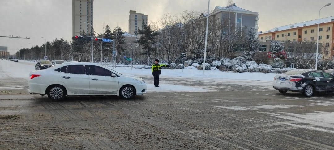 荣成交警如何在暴雪中守护市民安全？他们的坚守令人动容  第1张
