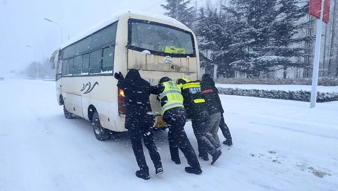 荣成交警如何在暴雪中守护市民安全？他们的坚守令人动容  第2张