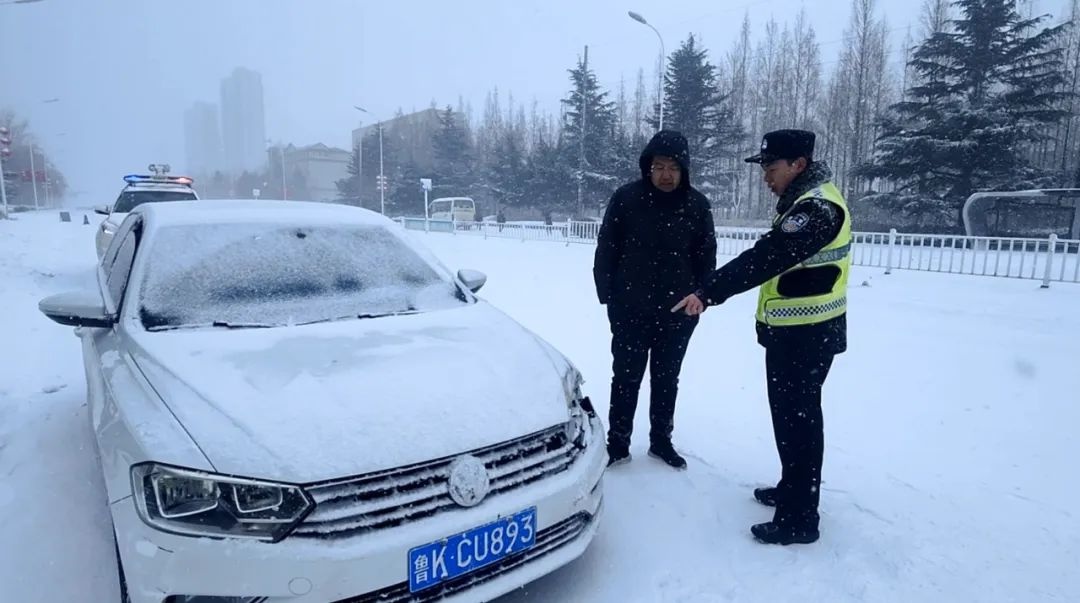 荣成交警如何在暴雪中守护市民安全？他们的坚守令人动容  第3张