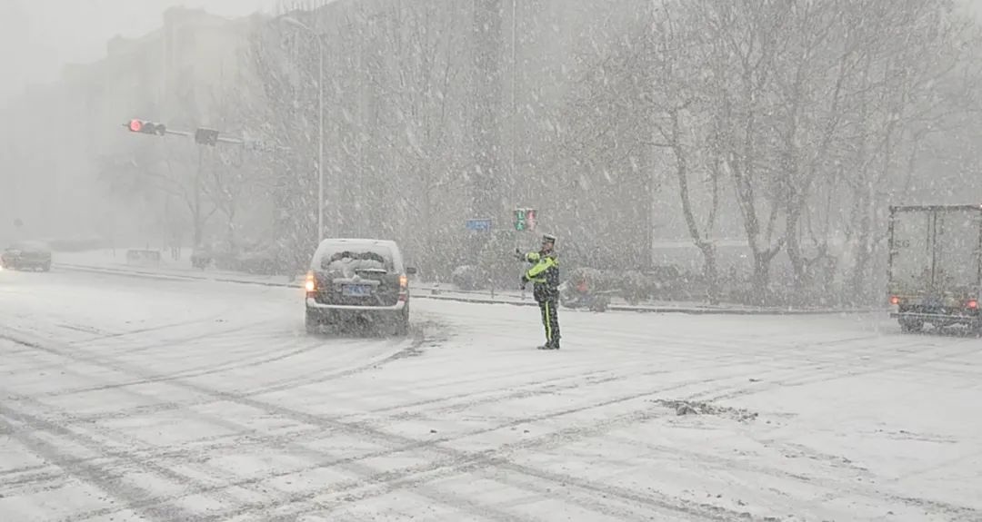 荣成交警如何在暴雪中守护市民安全？他们的坚守令人动容  第5张