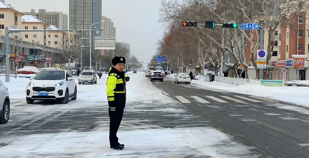 荣成交警如何在暴雪中守护市民安全？他们的坚守令人动容  第6张