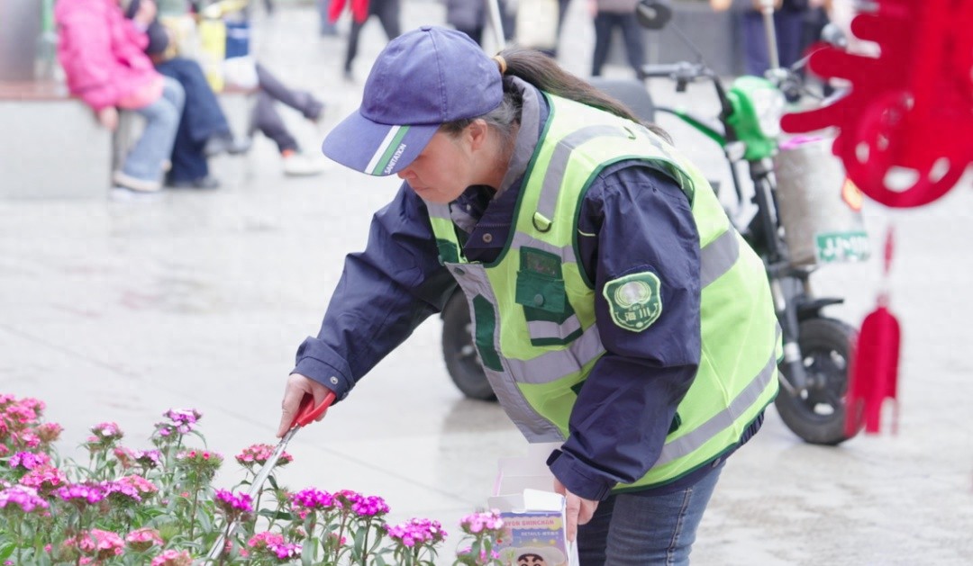 日均步行5万步、清运垃圾12吨！春熙路环卫工人如何守护春节商圈的整洁？