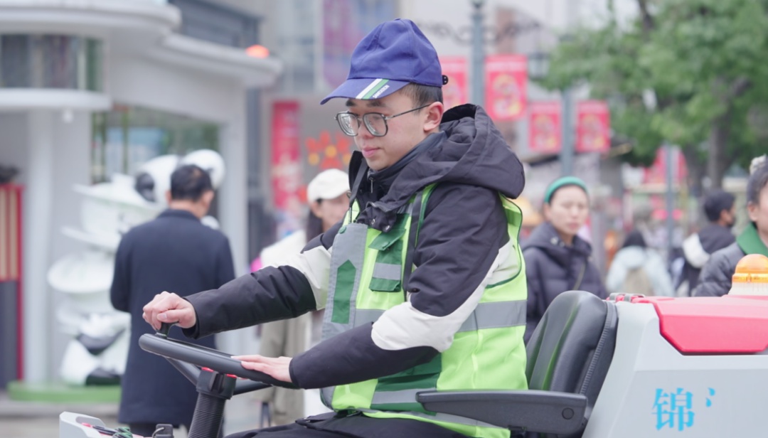 日均步行5万步、清运垃圾12吨！春熙路环卫工人如何守护春节商圈的整洁？  第3张