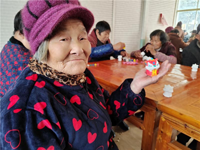 老年生活也能如此精彩！凤柏村的彩绘活动为何让老人们乐开了花？  第1张
