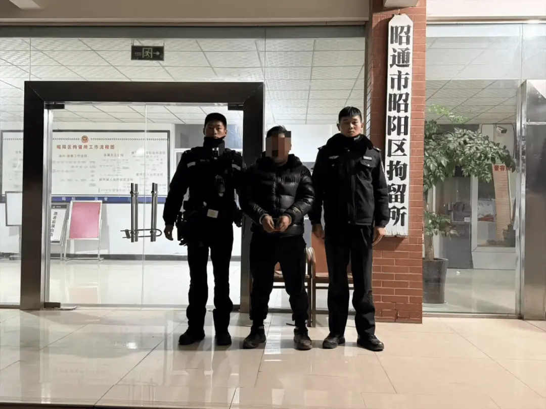 男子因酒驾检测心生怨念，竟公然辱骂执勤民警！你如何看待这种行为？