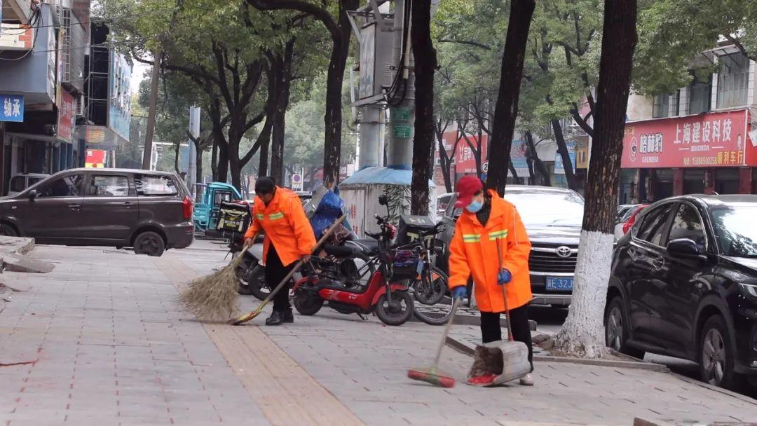 春节万家团圆时，他们为何依然坚守街头？揭秘环卫工人的默默奉献  第2张