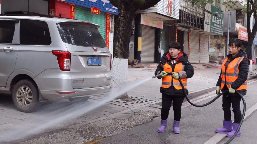 春节万家团圆时，他们为何依然坚守街头？揭秘环卫工人的默默奉献  第3张