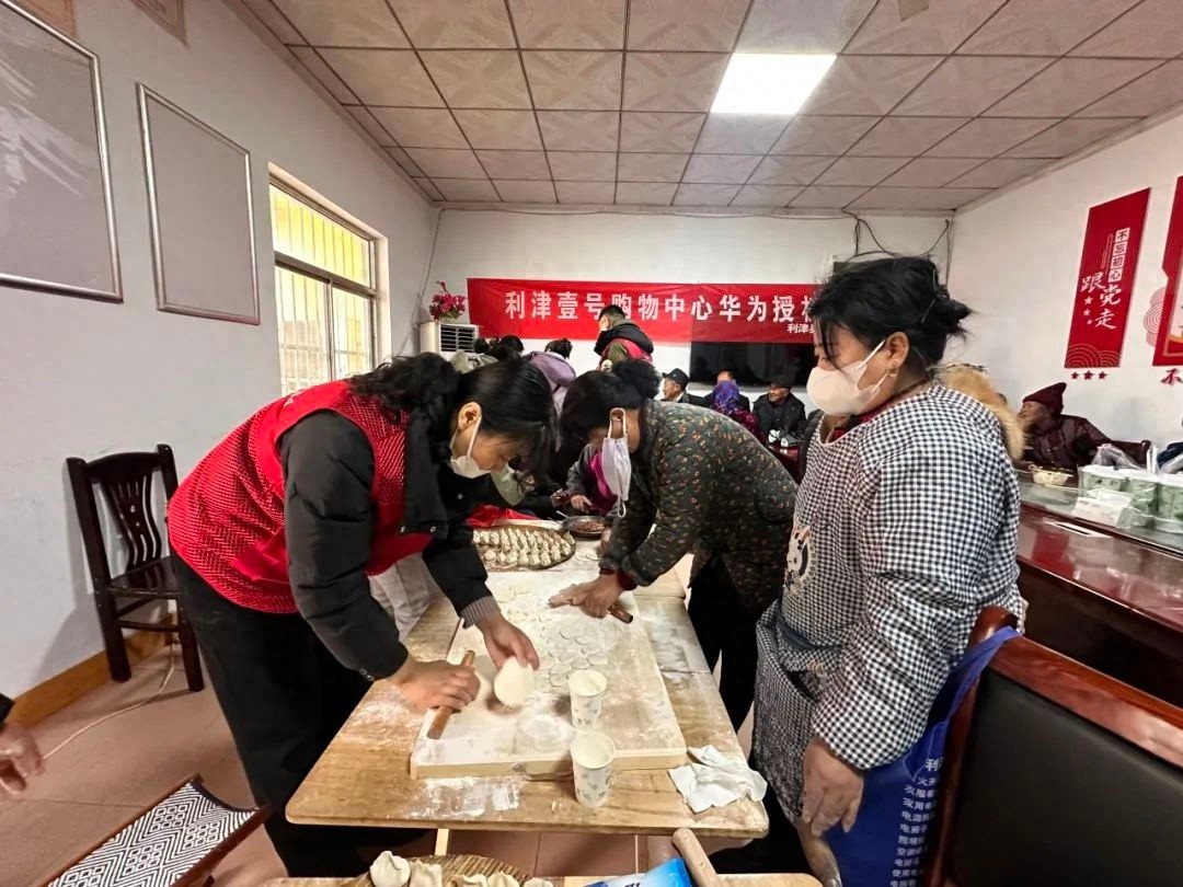 元宵节，利津县消防员为何走进南张村包饺子？背后原因让人暖心  第1张