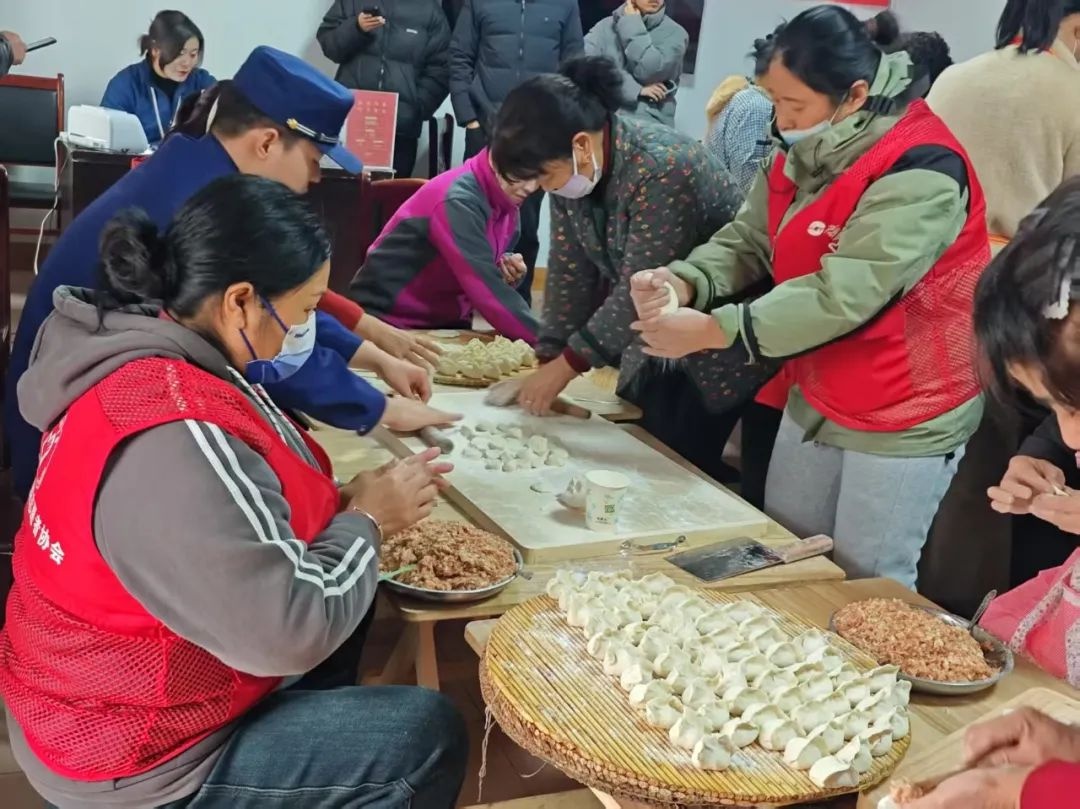 元宵节，利津县消防员为何走进南张村包饺子？背后原因让人暖心  第2张