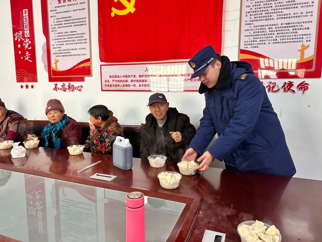 元宵节，利津县消防员为何走进南张村包饺子？背后原因让人暖心  第3张