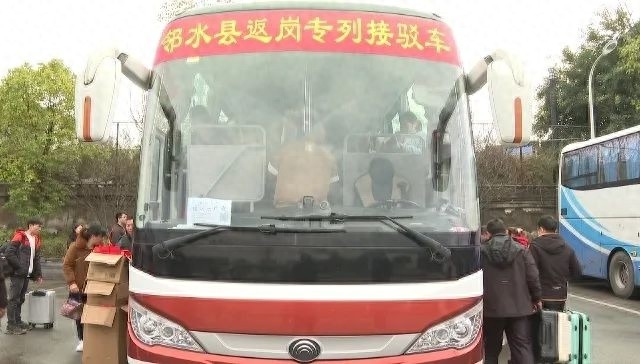 农民工返岗专列启程，他们的新年梦想将如何绽放？
